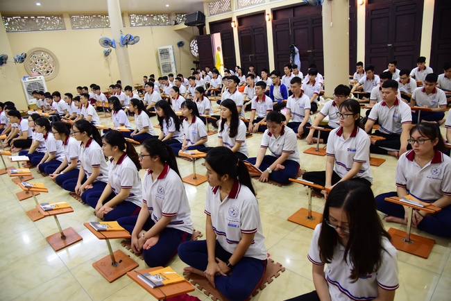 Nhan Viet School Students Pray for University Examination 2019