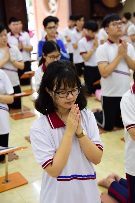 Nhan Viet School Students Pray for University Examination 2019