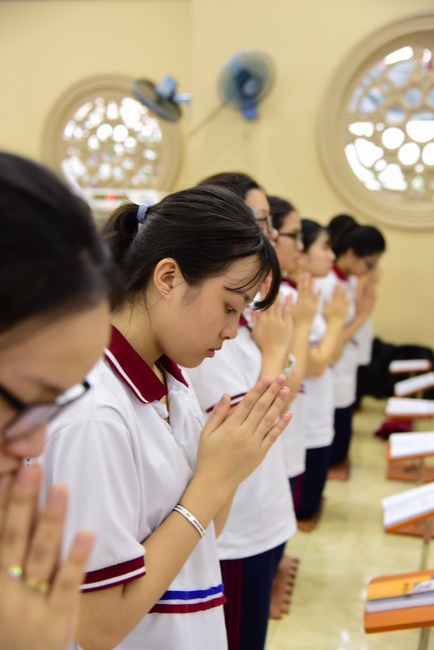 Nhan Viet School Students Pray for University Examination 2019