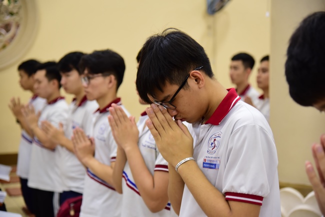 Nhan Viet School Students Pray for University Examination 2019