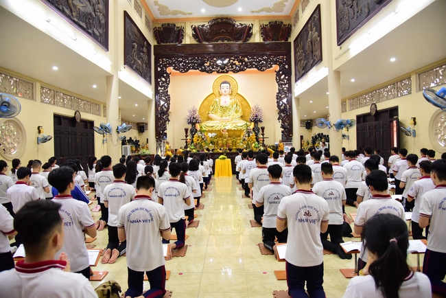 Nhan Viet School Students Pray for University Examination 2019