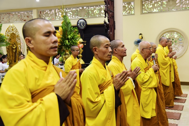Nhan Viet School Students Pray for University Examination 2019