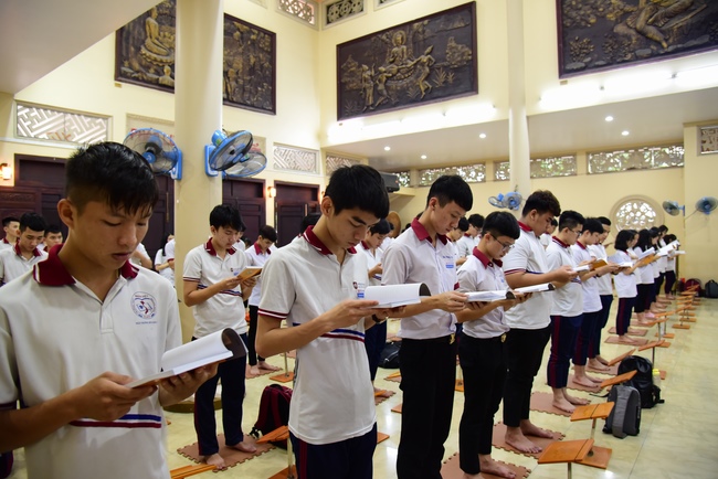 Nhan Viet School Students Pray for University Examination 2019