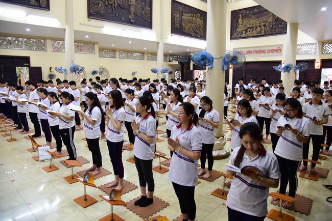 Nhan Viet School Students Pray for University Examination 2019