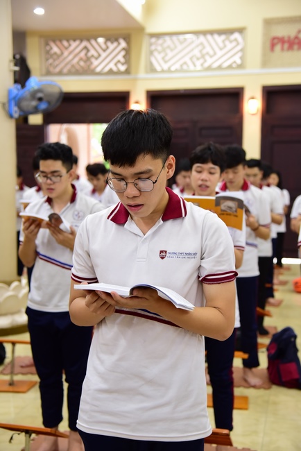 Nhan Viet School Students Pray for University Examination 2019