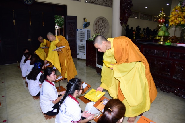 Nhan Viet School Students Pray for University Examination 2019