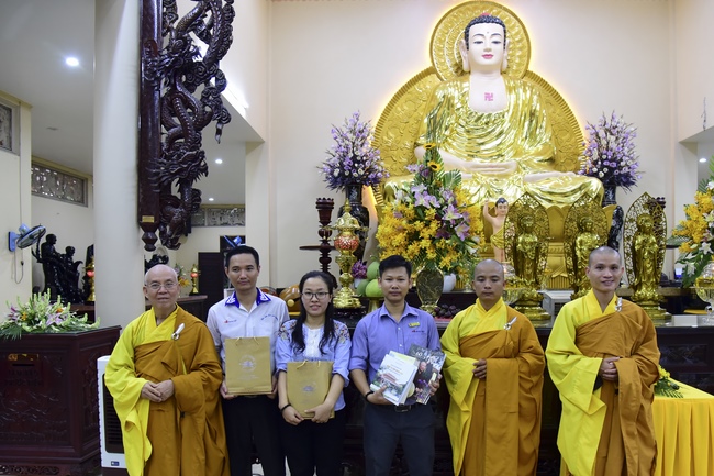 Nhan Viet School Students Pray for University Examination 2019