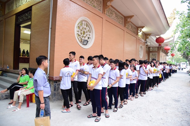Nhan Viet School Students Pray for University Examination 2019