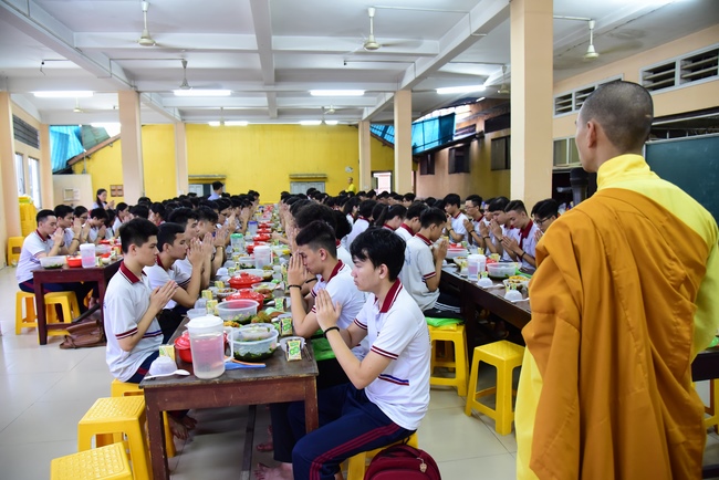 Nhan Viet School Students Pray for University Examination 2019