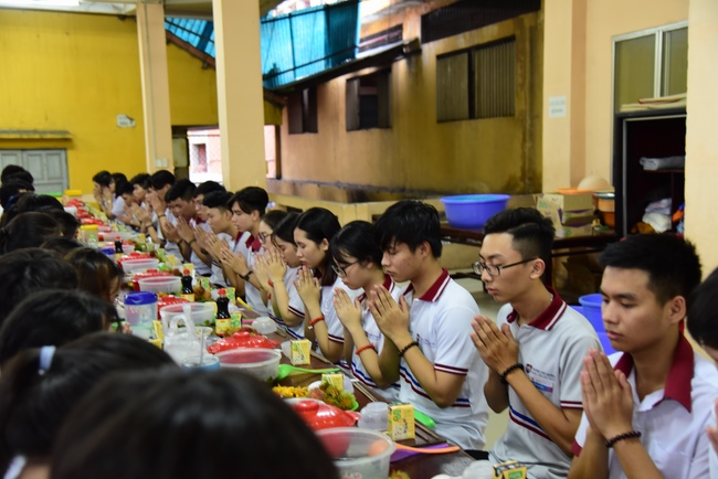 Nhan Viet School Students Pray for University Examination 2019