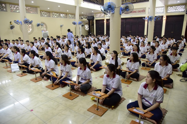 Nhan Viet School Students Pray for University Examination 2019