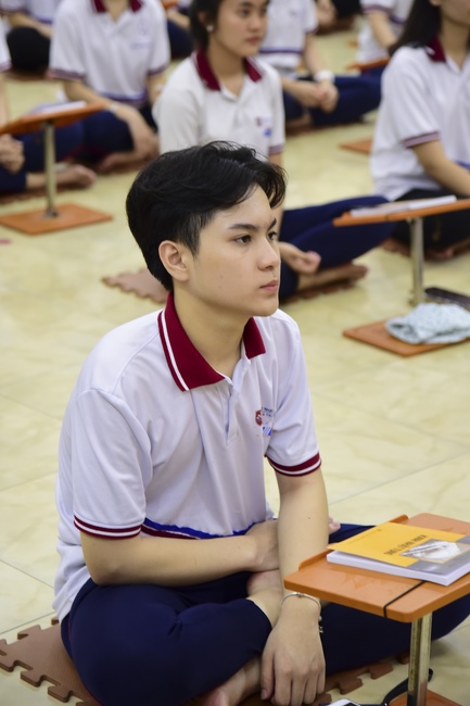 Nhan Viet School Students Pray for University Examination 2019