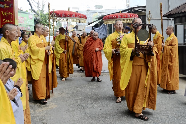 Delegation of the Vietnam Buddhist Association visit Hoang Phap Temple