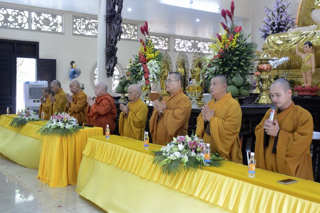 Delegation of the Vietnam Buddhist Association visit Hoang Phap Temple