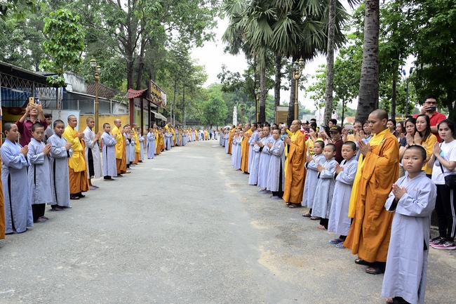 Delegation of the Vietnam Buddhist Association visit Hoang Phap Temple
