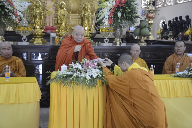 Delegation of the Vietnam Buddhist Association visit Hoang Phap Temple