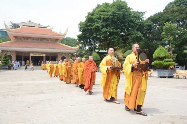 Delegation of the Vietnam Buddhist Association visit Hoang Phap Temple