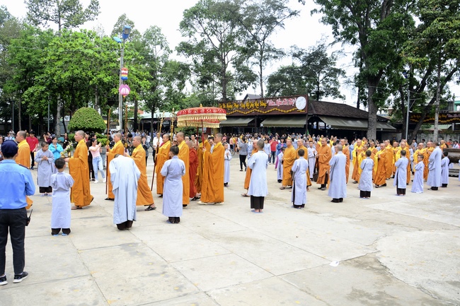 Delegation of the Vietnam Buddhist Association visit Hoang Phap Temple