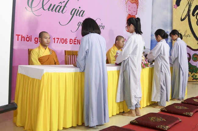 The Ceremony Showing Gratitude in the retreat Sowing seeds lotus at Dong Cao Pagoda.