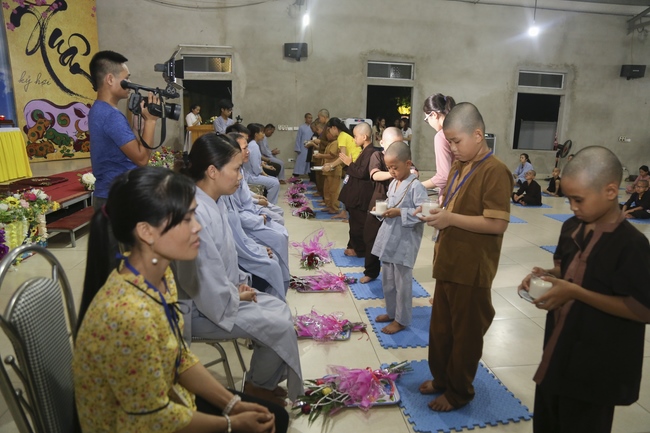 The Ceremony Showing Gratitude in the retreat Sowing seeds lotus at Dong Cao Pagoda.