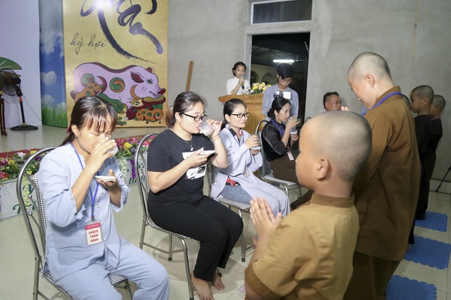 The Ceremony Showing Gratitude in the retreat Sowing seeds lotus at Dong Cao Pagoda.