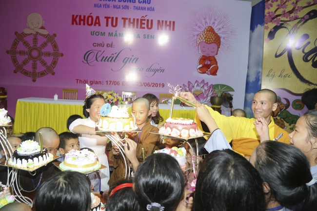The Ceremony Showing Gratitude in the retreat Sowing seeds lotus at Dong Cao Pagoda.