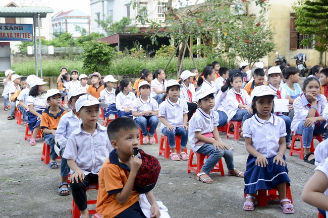 Giving gifts on Children's International Day