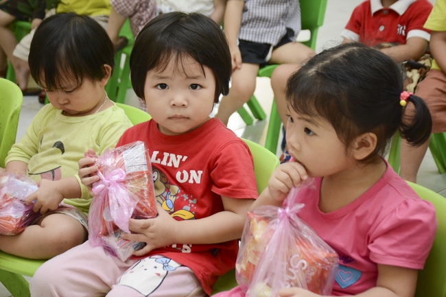 Giving gifts on Children's International Day