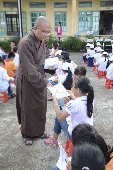 Giving gifts on Children's International Day