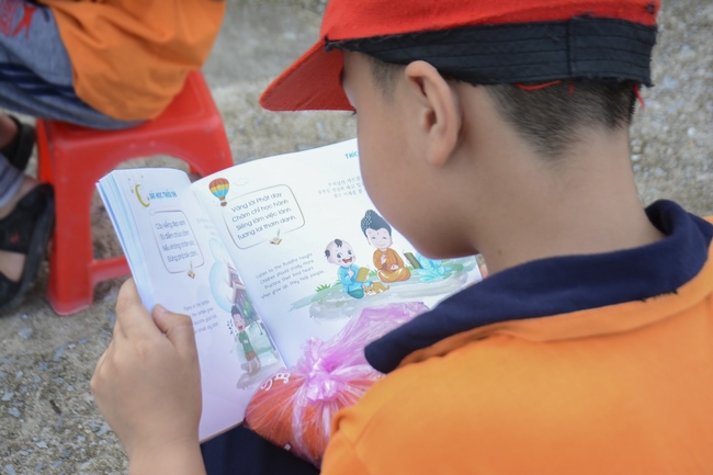 Giving gifts on Children's International Day