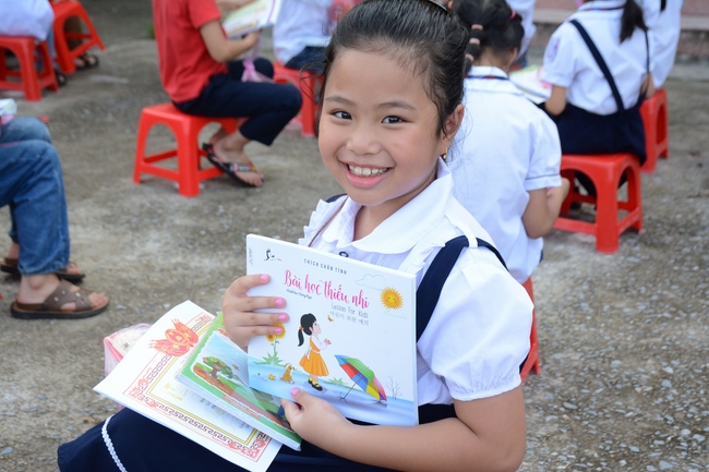 Giving gifts on Children's International Day