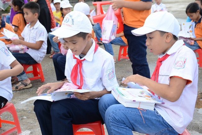 Giving gifts on Children's International Day