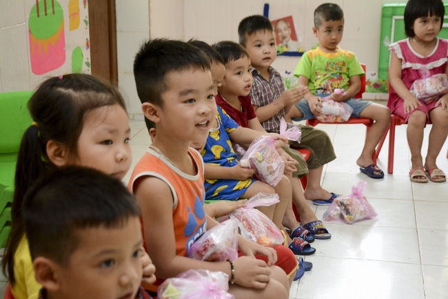 Giving gifts on Children's International Day