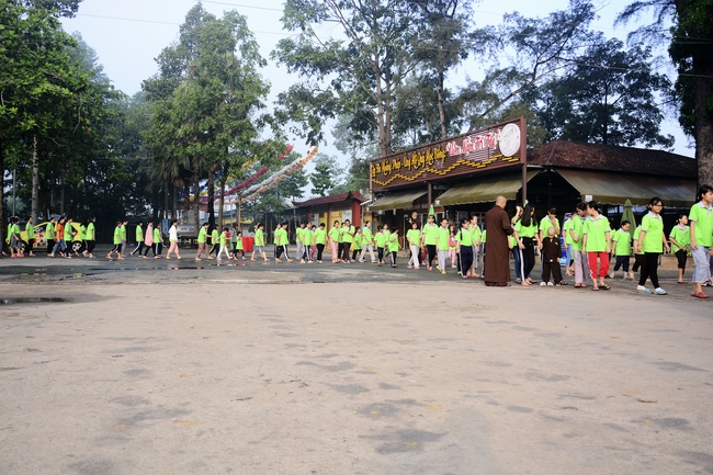 Các bé thiếu nhi sinh hoạt vui chơi