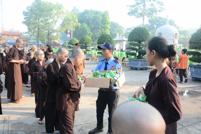 Các bé thiếu nhi sinh hoạt vui chơi