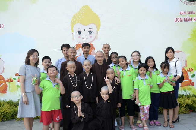 Các bé thiếu nhi sinh hoạt vui chơi