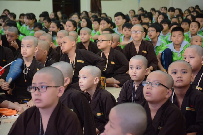 Các bé thiếu nhi sinh hoạt vui chơi