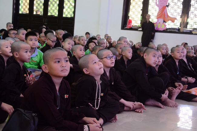 Các bé thiếu nhi sinh hoạt vui chơi