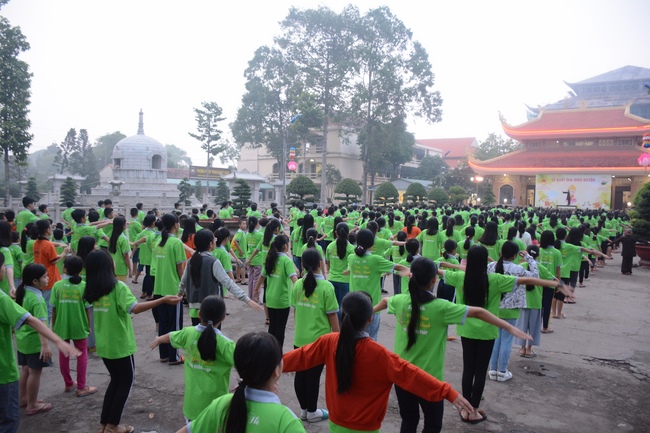 Các bé thiếu nhi sinh hoạt vui chơi