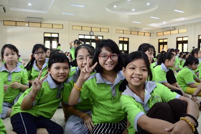 Các bé thiếu nhi sinh hoạt vui chơi