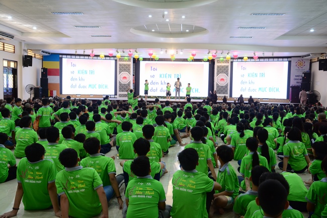 Các bé thiếu nhi sinh hoạt vui chơi