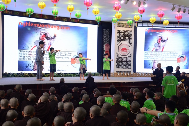 Các bé thiếu nhi sinh hoạt vui chơi