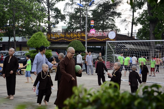 Các bé thiếu nhi sinh hoạt vui chơi