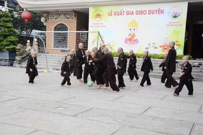 Các bé thiếu nhi sinh hoạt vui chơi