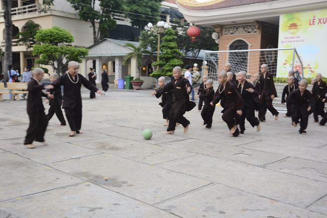 Các bé thiếu nhi sinh hoạt vui chơi