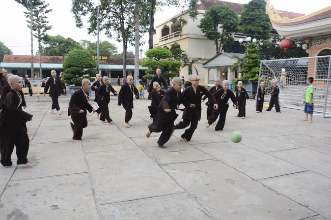 Các bé thiếu nhi sinh hoạt vui chơi