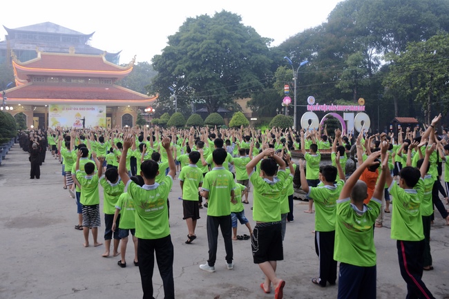 Các bé thiếu nhi sinh hoạt vui chơi