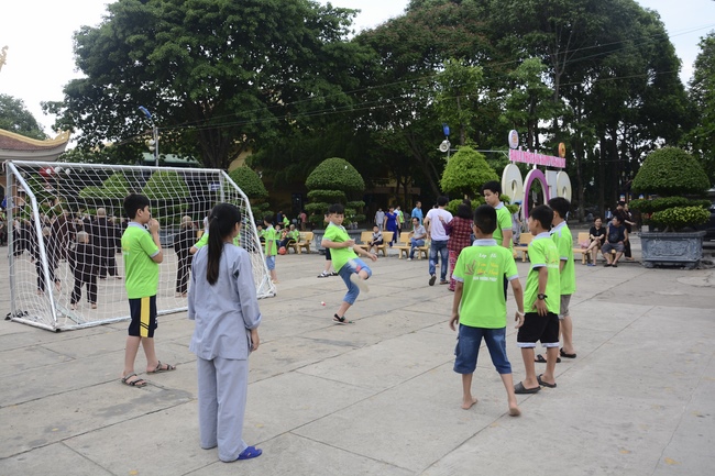 Các bé thiếu nhi sinh hoạt vui chơi