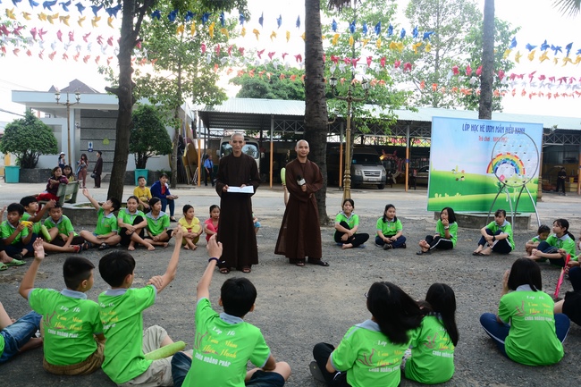 Các bé thiếu nhi sinh hoạt vui chơi