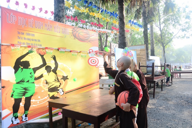 Các bé thiếu nhi sinh hoạt vui chơi